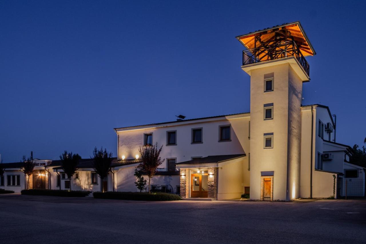 Hotel Penzionzemianskydvor Surovce Exterior foto